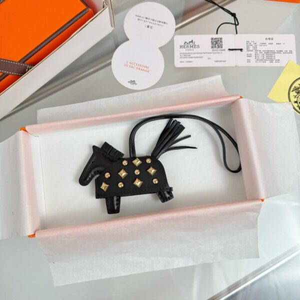 replica,repliche,fake,1:1,earrings,bracelet,ring,jewelry Portachiavi con ciondolo per borsa HERMES Rodeo Robeo Coeur Pony, cucito esclusivamente a mano (YJ6IY)