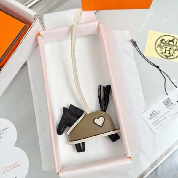 replica,repliche,fake,1:1,earrings,bracelet,ring,jewelry Portachiavi con ciondolo per borsa HERMES Rodeo Robeo Coeur Pony, cucito esclusivamente a mano (S7X62)