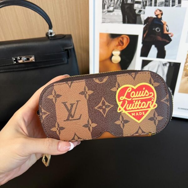 replica,repliche,fake,1:1,earrings,bracelet,ring,jewelry Nuovo arrivo, 17 colori, astuccio grande per occhiali, nuovo astuccio per occhiali WOODY di Louis Vuitton, astuccio per occhiali da sole codice G10654 (1IMNP)
