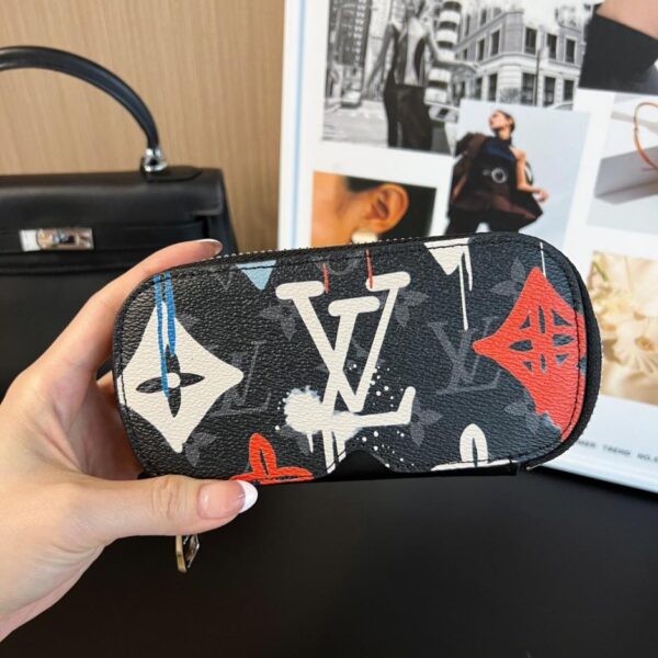 replica,repliche,fake,1:1,earrings,bracelet,ring,jewelry Nuovo arrivo, 17 colori, grande astuccio per occhiali, nuovo astuccio per occhiali WOODY di Louis Vuitton, astuccio per occhiali da sole codice G10654 (AXYF7)