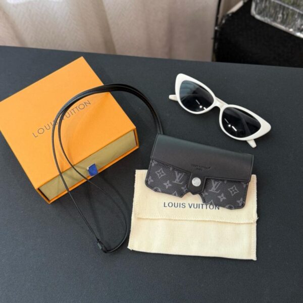 replica,repliche,fake,1:1,earrings,bracelet,ring,jewelry Nuovo arrivo borsa per occhiali LOUIS VUITTON in 4 colori (K96M5)