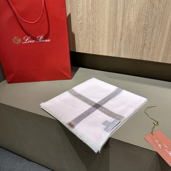 replica,repliche,fake,1:1,earrings,bracelet,ring,jewelry Fazzoletto Loro Piana, sofisticata combinazione di colori, 100% lana idrosolubile (8ATA9).