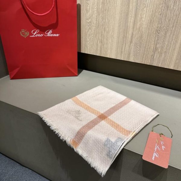replica,repliche,fake,1:1,earrings,bracelet,ring,jewelry Fazzoletto Loro Piana, sofisticata combinazione di colori, 100% lana idrosolubile (BALS2).