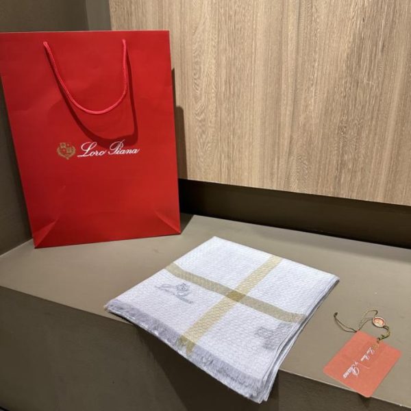 replica,repliche,fake,1:1,earrings,bracelet,ring,jewelry Fazzoletto Loro Piana, sofisticata combinazione di colori, 100% lana idrosolubile (QO9HZ).