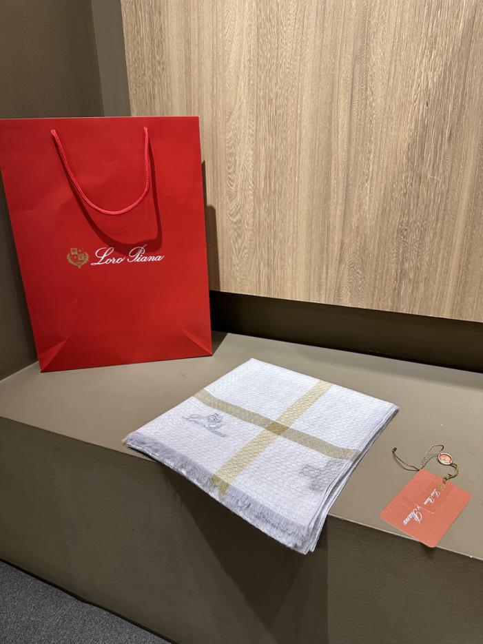 replica,repliche,fake,1:1,earrings,bracelet,ring,jewelry Fazzoletto Loro Piana, sofisticata combinazione di colori, 100% lana idrosolubile (QO9HZ). replica,repliche,fake,1:1,earrings,bracelet,ring,jewelry Fazzoletto Loro Piana, sofisticata combinazione di colori, 100% lana idrosolubile (QO9HZ).