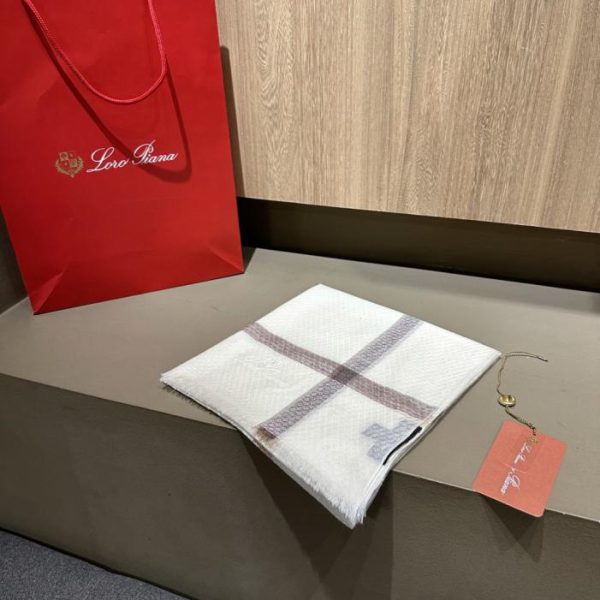 replica,repliche,fake,1:1,earrings,bracelet,ring,jewelry Fazzoletto Loro Piana, sofisticata combinazione di colori, 100% lana idrosolubile (W55H9)
