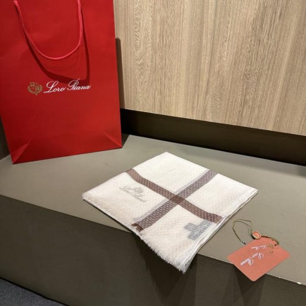 replica,repliche,fake,1:1,earrings,bracelet,ring,jewelry Fazzoletto Loro Piana, sofisticata combinazione di colori, 100% lana idrosolubile (Y9TYF)