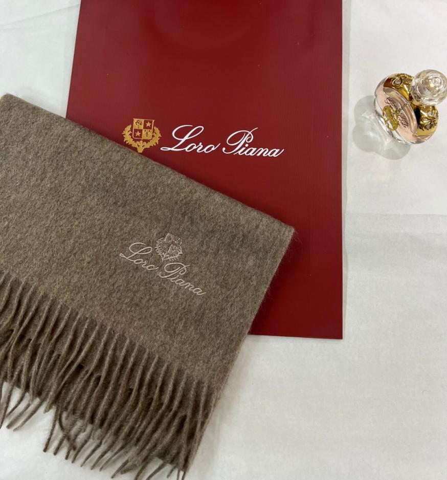 replica,repliche,fake,1:1,earrings,bracelet,ring,jewelry Novità autunno/inverno Loro Piana: sciarpa in cashmere di alta qualità (5VTC5) replica,repliche,fake,1:1,earrings,bracelet,ring,jewelry Novità autunno/inverno Loro Piana: sciarpa in cashmere di alta qualità (5VTC5)