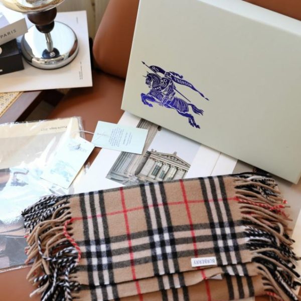 replica,repliche,fake,1:1,earrings,bracelet,ring,jewelry Sciarpa Burberry in cashmere con grandi nappe (6MV71)