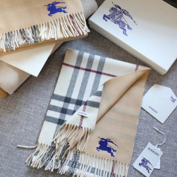 replica,repliche,fake,1:1,earrings,bracelet,ring,jewelry L’ultima sciarpa double-face in cashmere a quadri di Burberry con ricami, stampe e jacquard (6WOLQ).