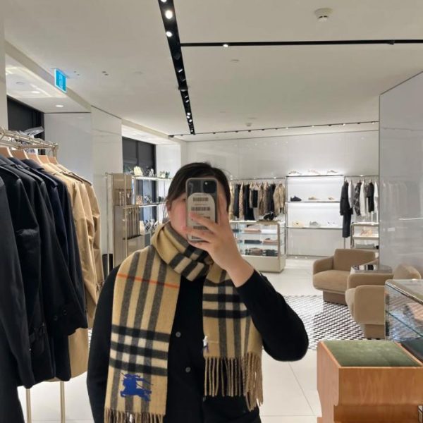 replica,repliche,fake,1:1,earrings,bracelet,ring,jewelry L’ultima sciarpa double-face in cashmere a quadri di Burberry con ricami, stampe e jacquard (NXID3)