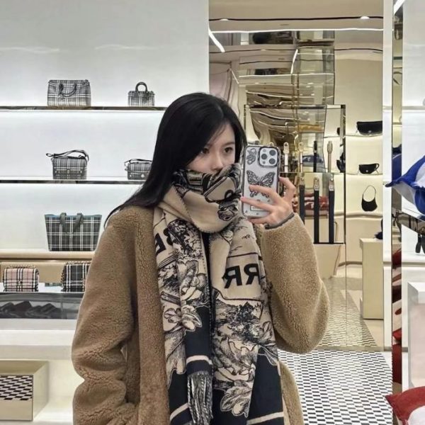replica,repliche,fake,1:1,earrings,bracelet,ring,jewelry (Cammello) Burberry Equestrian Rider Scialle reversibile: lo scialle e la sciarpa equestri in jacquard più belli nel classico colore caramello (LX9TO)
