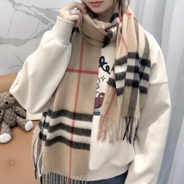 replica,repliche,fake,1:1,earrings,bracelet,ring,jewelry Sciarpa classica in cashmere a quadri di Burberry (A7HOQ)
