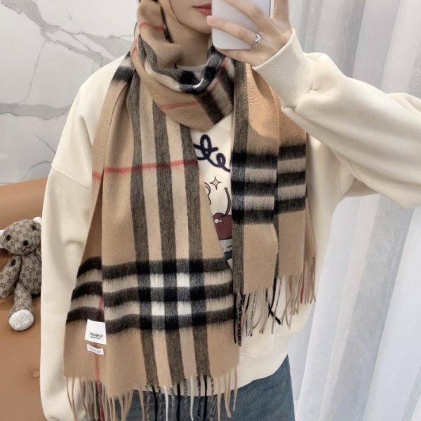 replica,repliche,fake,1:1,earrings,bracelet,ring,jewelry La classica sciarpa a quadri in cashmere di Burberry (IG9KB)