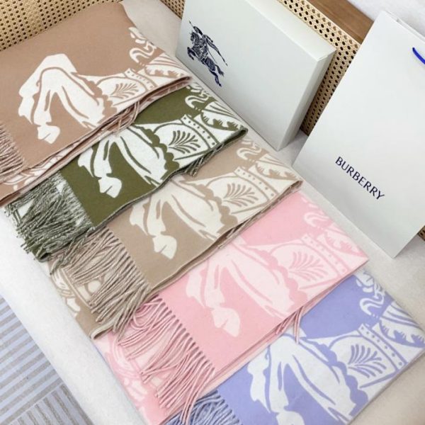 replica,repliche,fake,1:1,earrings,bracelet,ring,jewelry Cinque colori per la nuova mantella jacquard double-face equestre di Burberry (3A741)