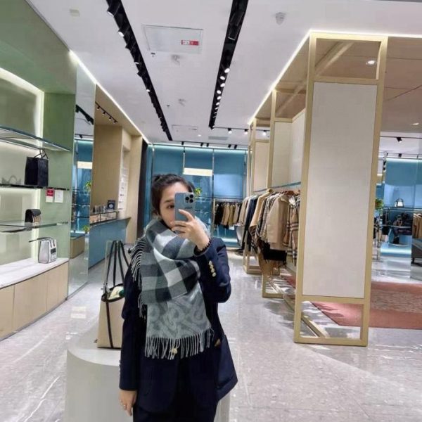 replica,repliche,fake,1:1,earrings,bracelet,ring,jewelry Sciarpa in cashmere jacquard della collezione Burberry Classic TB (92R5F)