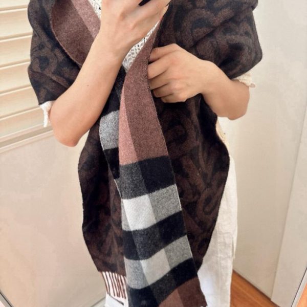 replica,repliche,fake,1:1,earrings,bracelet,ring,jewelry Sciarpa in cashmere pettinato jacquard della collezione Burberry Classic TB (BCWNE)