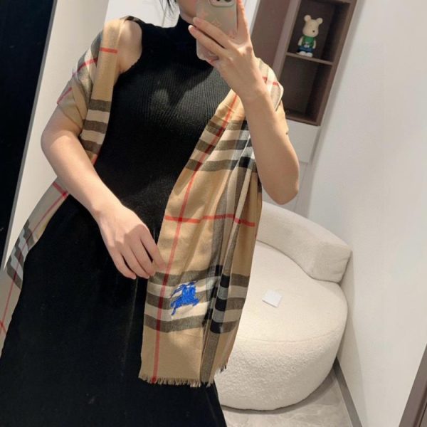 replica,repliche,fake,1:1,earrings,bracelet,ring,jewelry Scialle classico Burberry in cashmere ultra sottile a quadri (QR4F0), lo stesso stile delle boutique.
