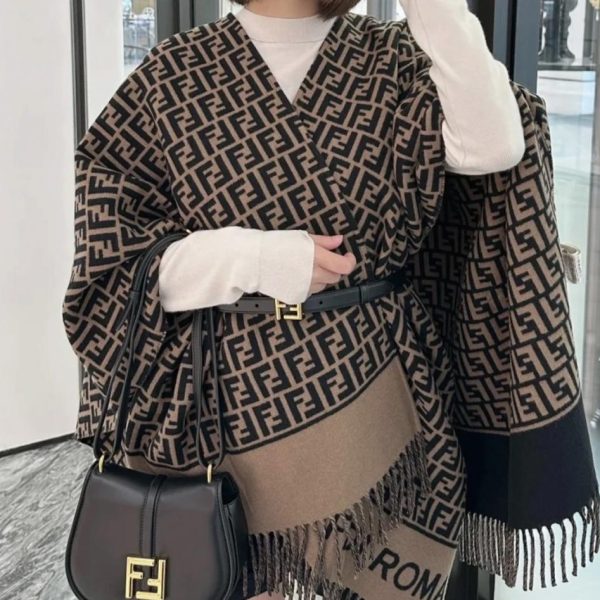 replica,repliche,fake,1:1,earrings,bracelet,ring,jewelry Mantella/scialle Fendi in edizione limitata, disponibile nelle boutique (EIKN7).