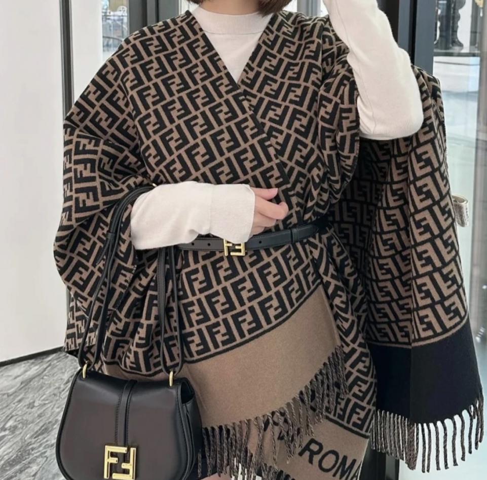 replica,repliche,fake,1:1,earrings,bracelet,ring,jewelry Mantella/scialle Fendi in edizione limitata, disponibile nelle boutique (EIKN7). replica,repliche,fake,1:1,earrings,bracelet,ring,jewelry Mantella/scialle Fendi in edizione limitata, disponibile nelle boutique (EIKN7).