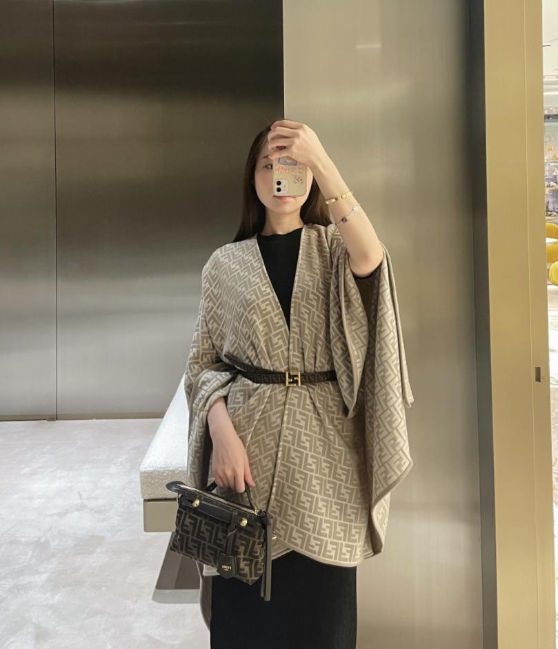 replica,repliche,fake,1:1,earrings,bracelet,ring,jewelry Scialle Fendi con stampa all-over del classico logo FF (FVIU8) replica,repliche,fake,1:1,earrings,bracelet,ring,jewelry Scialle Fendi con stampa all-over del classico logo FF (FVIU8)
