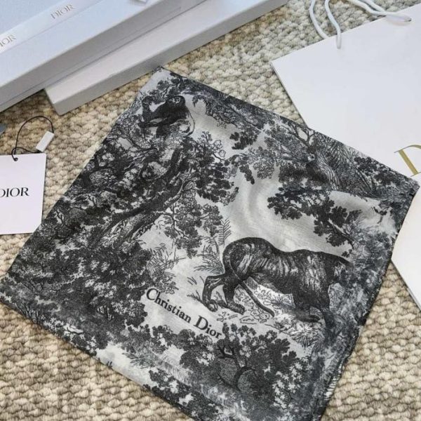 replica,repliche,fake,1:1,earrings,bracelet,ring,jewelry Nuova sciarpa/scialle in seta e cashmere con stampa animalier Jungle di Dior (XDCV4)