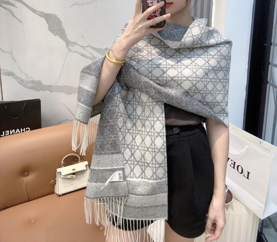 replica,repliche,fake,1:1,earrings,bracelet,ring,jewelry DIOR (Filo d’argento) Nuova sciarpa in cashmere 100% con motivo Cannage (OEJ4J) replica,repliche,fake,1:1,earrings,bracelet,ring,jewelry DIOR (Filo d’argento) Nuova sciarpa in cashmere 100% con motivo Cannage (OEJ4J)