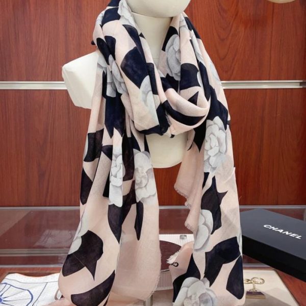 replica,repliche,fake,1:1,earrings,bracelet,ring,jewelry La nuova sciarpa lunga in cashmere di Chanel (1YDV9)