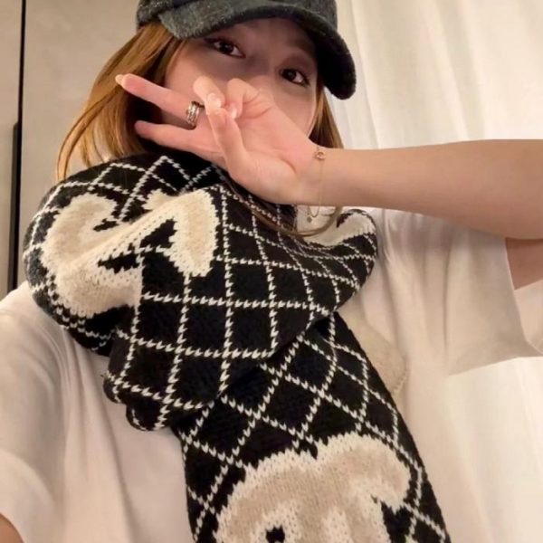 replica,repliche,fake,1:1,earrings,bracelet,ring,jewelry Sciarpa Chanel in maglia double face con motivo a rombi, extra soffice (2D1IY)