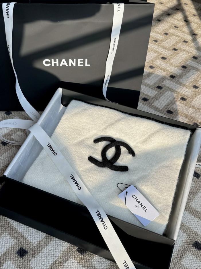 replica,repliche,fake,1:1,earrings,bracelet,ring,jewelry Sciarpa reversibile trapuntata con ananas Chanel (H0N8M) replica,repliche,fake,1:1,earrings,bracelet,ring,jewelry Sciarpa reversibile trapuntata con ananas Chanel (H0N8M)
