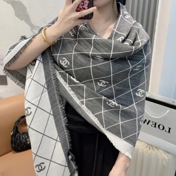 replica,repliche,fake,1:1,earrings,bracelet,ring,jewelry L’ultimo foulard quadrato in velluto di Chanel presenta un classico motivo a camelia e un elegante stile Coco.
