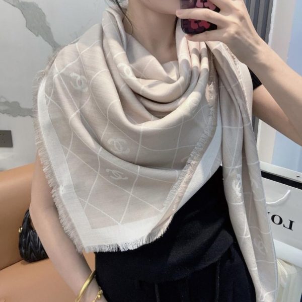replica,repliche,fake,1:1,earrings,bracelet,ring,jewelry L’ultimo foulard quadrato in velluto di Chanel presenta un classico motivo a camelia e un elegante stile Coco (V5S8E).