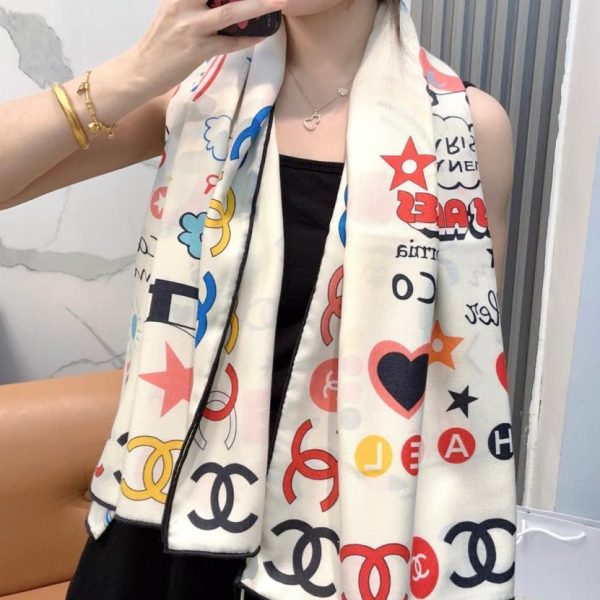 replica,repliche,fake,1:1,earrings,bracelet,ring,jewelry L’ultima sciarpa di velluto di Chanel presenta un classico motivo a camelia e un elegante stile Coco (D9TNF).