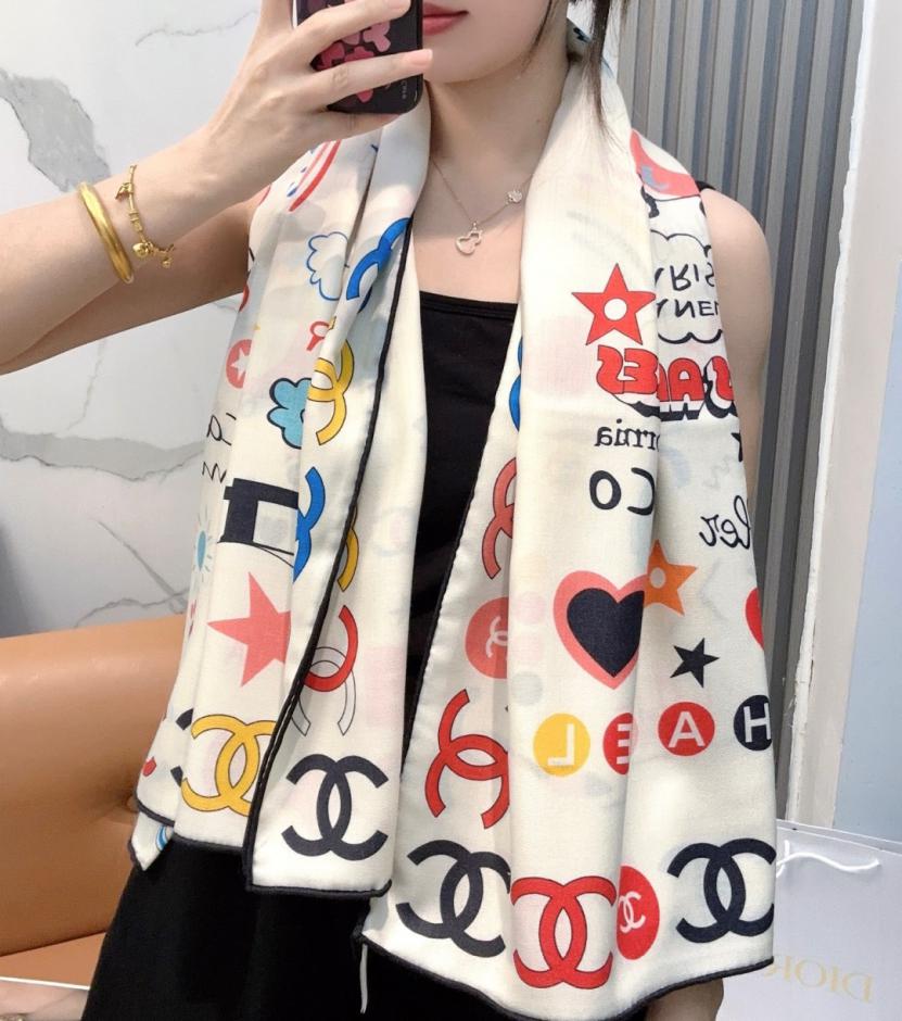 replica,repliche,fake,1:1,earrings,bracelet,ring,jewelry L’ultima sciarpa di velluto di Chanel presenta un classico motivo a camelia e un elegante stile Coco (D9TNF). replica,repliche,fake,1:1,earrings,bracelet,ring,jewelry L’ultima sciarpa di velluto di Chanel presenta un classico motivo a camelia e un elegante stile Coco (D9TNF).