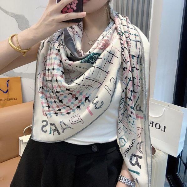 replica,repliche,fake,1:1,earrings,bracelet,ring,jewelry L’ultimo foulard quadrato in velluto di Chanel, caratterizzato dal classico motivo a camelia e dall’elegante stile Coco (SKG2T).
