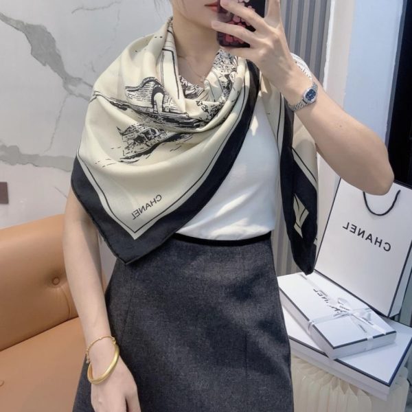 replica,repliche,fake,1:1,earrings,bracelet,ring,jewelry L’ultima sciarpa di velluto di Chanel presenta un classico motivo a camelia e un elegante stile Coco (THCDL).