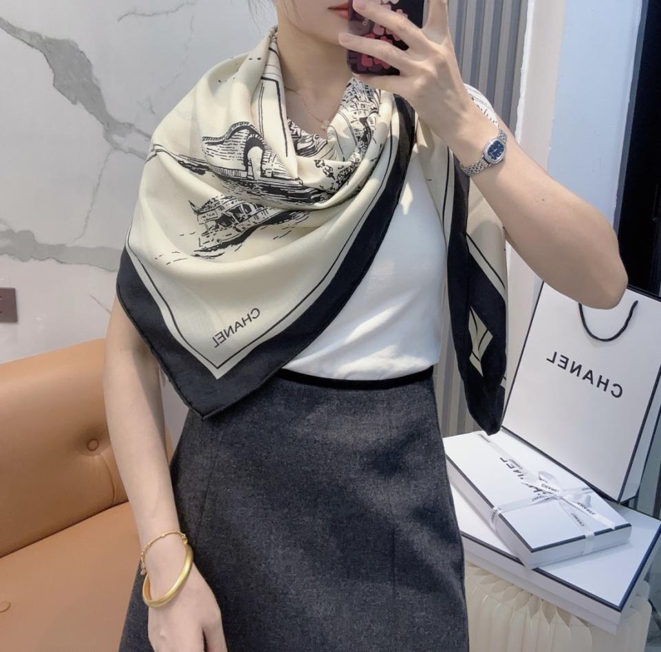 replica,repliche,fake,1:1,earrings,bracelet,ring,jewelry L’ultima sciarpa di velluto di Chanel presenta un classico motivo a camelia e un elegante stile Coco (THCDL). replica,repliche,fake,1:1,earrings,bracelet,ring,jewelry L’ultima sciarpa di velluto di Chanel presenta un classico motivo a camelia e un elegante stile Coco (THCDL).