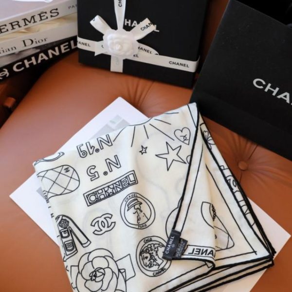 replica,repliche,fake,1:1,earrings,bracelet,ring,jewelry Nuovo fazzoletto in seta e cashmere Chanel con elementi classici della borsa (BHFKX)