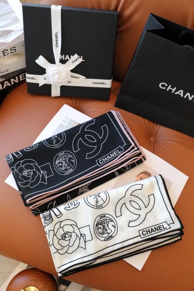 replica,repliche,fake,1:1,earrings,bracelet,ring,jewelry Nuovo fazzoletto in seta e cashmere Chanel (OV36G) con elementi di design classici delle borse. replica,repliche,fake,1:1,earrings,bracelet,ring,jewelry Nuovo fazzoletto in seta e cashmere Chanel (OV36G) con elementi di design classici delle borse.