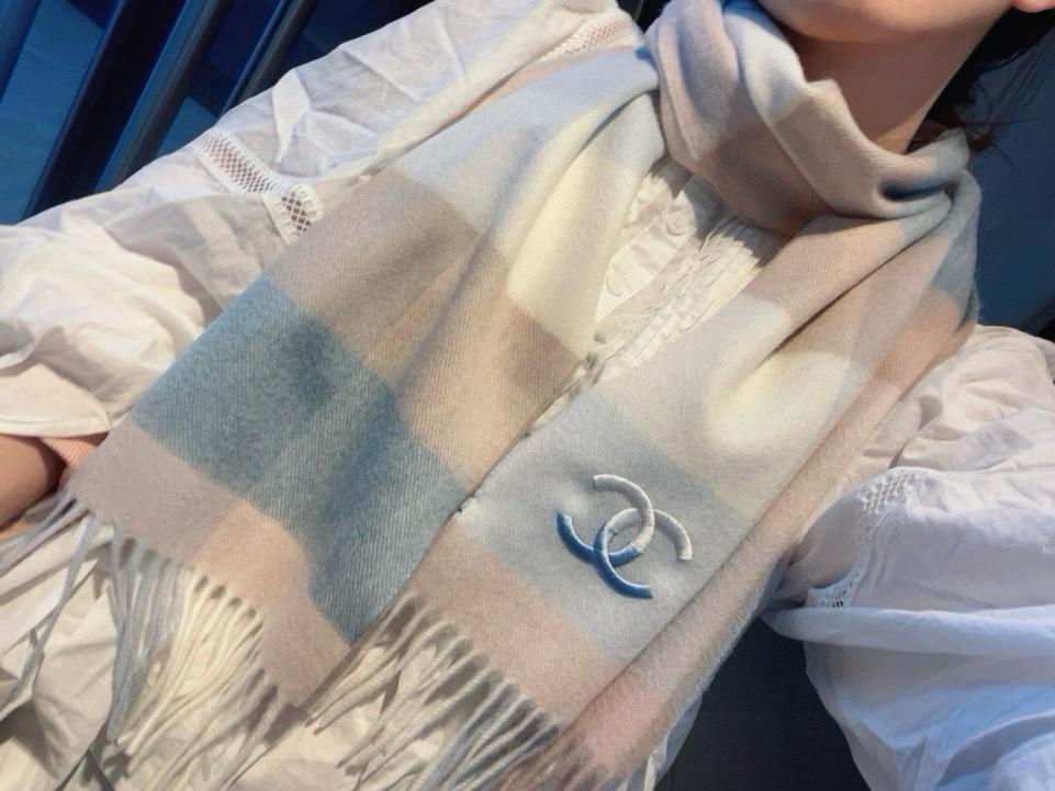 replica,repliche,fake,1:1,earrings,bracelet,ring,jewelry Sciarpa CHANEL 100% cashmere di alta qualità con motivo a onde d’acqua HK836 replica,repliche,fake,1:1,earrings,bracelet,ring,jewelry Sciarpa CHANEL 100% cashmere di alta qualità con motivo a onde d’acqua HK836