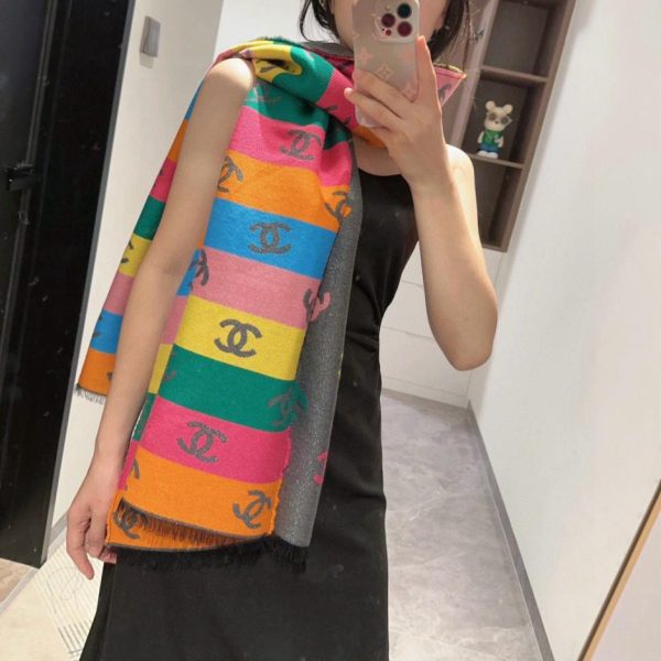replica,repliche,fake,1:1,earrings,bracelet,ring,jewelry La nuova collezione primaverile di Chanel include una sciarpa/scialle scintillante nei colori arcobaleno (EUUM1).
