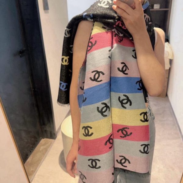 replica,repliche,fake,1:1,earrings,bracelet,ring,jewelry La nuova collezione primaverile di Chanel include una sciarpa/scialle scintillante nei colori dell’arcobaleno (VWNUM).