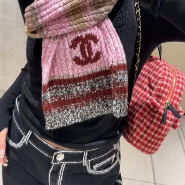 replica,repliche,fake,1:1,earrings,bracelet,ring,jewelry Un design da urlo: sciarpa CHANEL B in cashmere lavorato a maglia con il classico logo a doppia C, bianco sporco con finiture nere (Z6VIW)