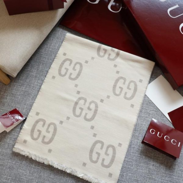 replica,repliche,fake,1:1,earrings,bracelet,ring,jewelry Il nuovo tessuto di seta e lana double face tinto ad alta torsione di Gucci (HS9QY) con grande G.