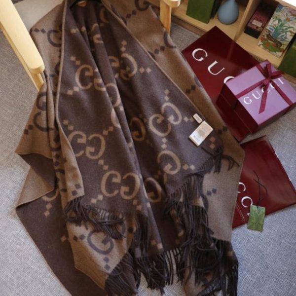 replica,repliche,fake,1:1,earrings,bracelet,ring,jewelry Mantella GUCCI double face con motivo G grande, realizzata in tessuto di cashmere a doppio strato (NJSGG).