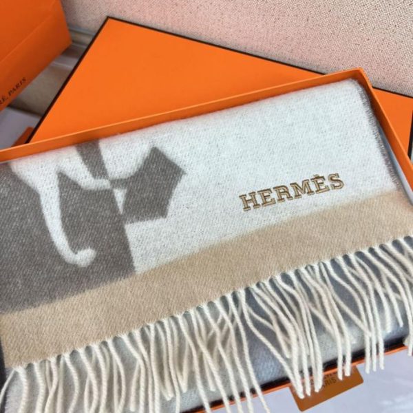replica,repliche,fake,1:1,earrings,bracelet,ring,jewelry Sciarpa in cashmere jacquard di ispirazione equestre di Hermès, taglia piccola (UAQUV)