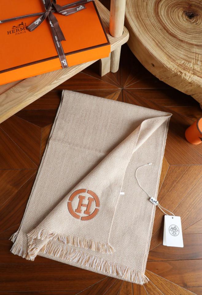 replica,repliche,fake,1:1,earrings,bracelet,ring,jewelry Sciarpa da uomo Hermes con trama a pois ed etichetta in pelle ricamata, tessuto 100% lana cashmere (6T1K9). replica,repliche,fake,1:1,earrings,bracelet,ring,jewelry Sciarpa da uomo Hermes con trama a pois ed etichetta in pelle ricamata, tessuto 100% lana cashmere (6T1K9).