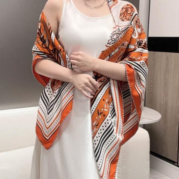 replica,repliche,fake,1:1,earrings,bracelet,ring,jewelry Scialle reversibile Hermès Amazonian Celebration in seta e lana tono su tono, misto cashmere e seta con bordo arrotolato a mano (LM9WU)