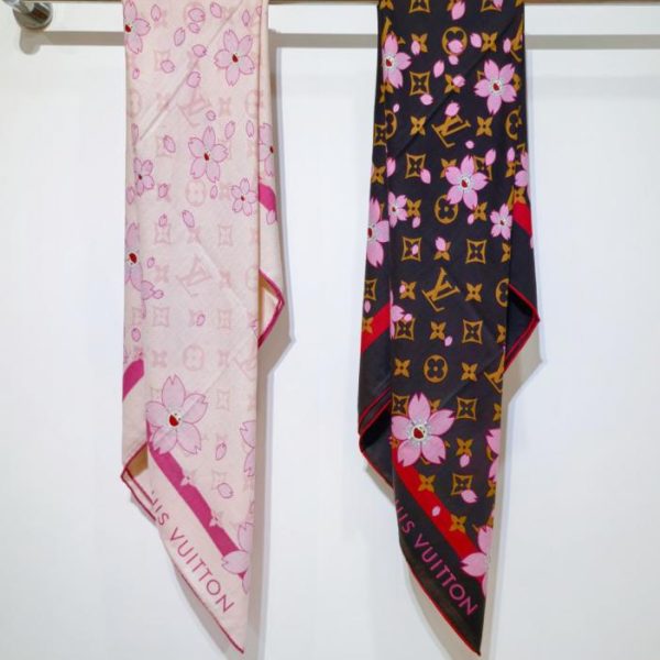 replica,repliche,fake,1:1,earrings,bracelet,ring,jewelry LV x TM “Cherry Blossom” RLV 47, reversibile, stesso colore, 140x140cm, cashmere + seta (2MH8Y)