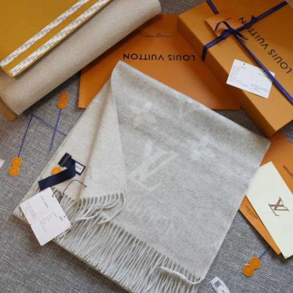 replica,repliche,fake,1:1,earrings,bracelet,ring,jewelry Sciarpa realizzata artigianalmente secondo la tradizione LV, spessa e calda, con cuciture overlock su entrambi i lati per evitare che si sfilacci (J9M1A)